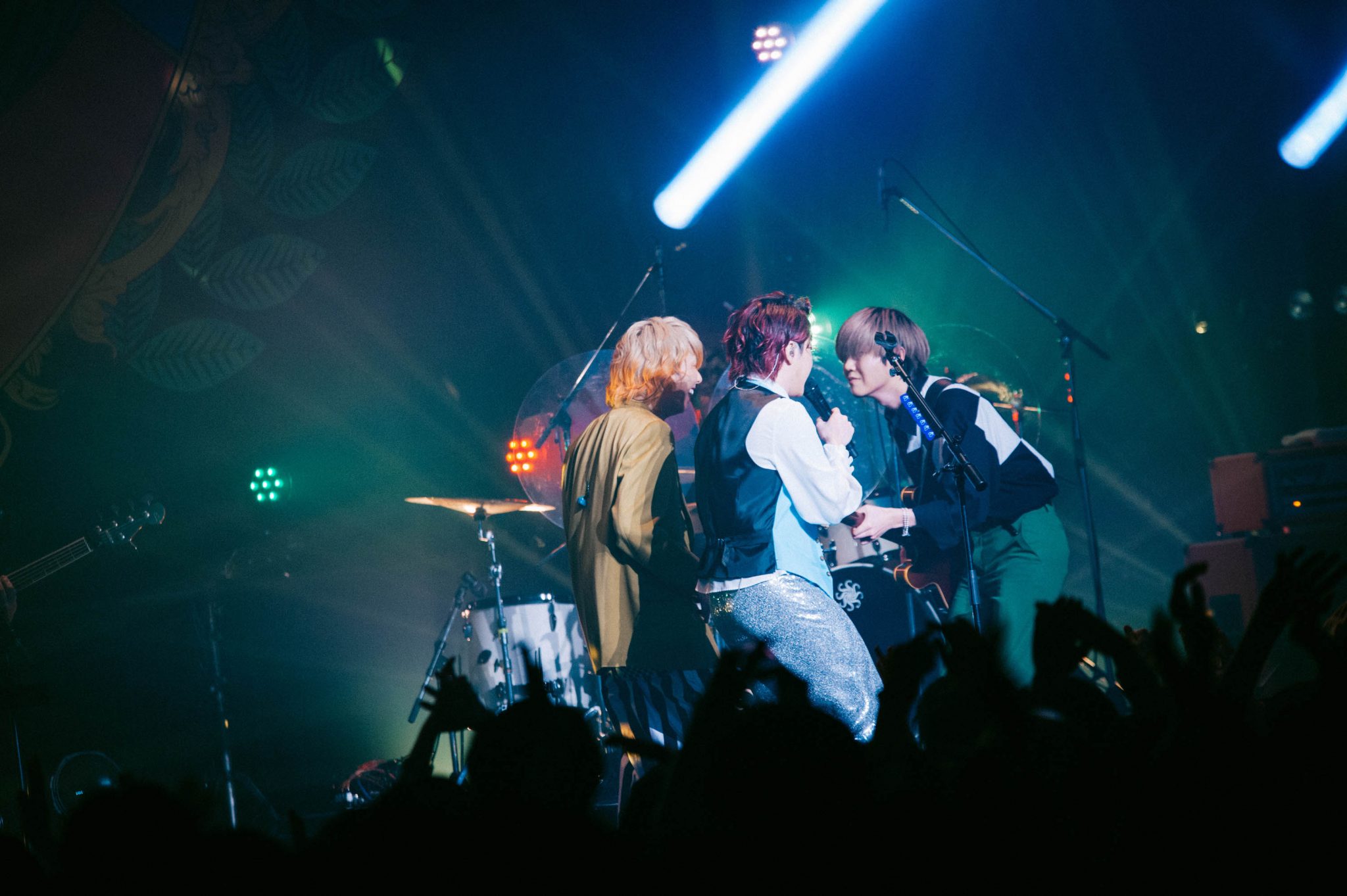 Mrs. GREEN APPLE、7年ぶりの対バンライヴ。そこで目の当たりにした今の彼らの輝き | 音楽と人.com